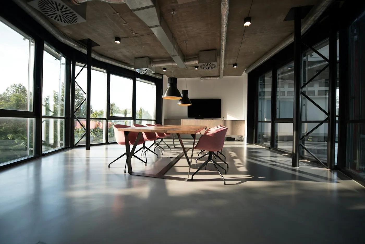 Ruang kantor modern yang bersih dan terawat