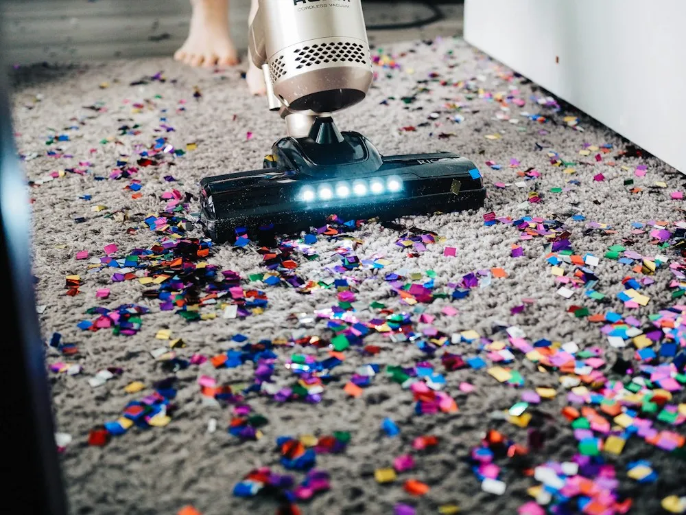 Pembersihan karpet dengan vacuum cleaner